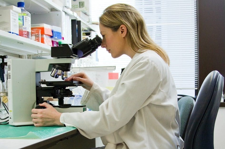 Cancerforskning - kvinnlig forskare