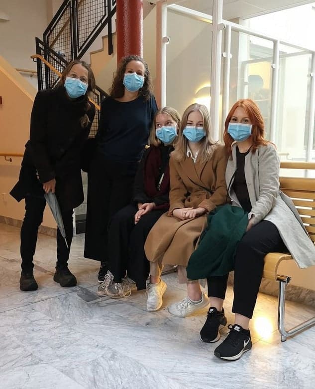 Kjell Olofs döttrar besöker i korridoren på sjukhuset