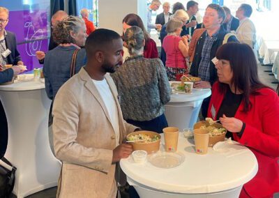 Mingel och diskussioner vid lunchen - Foto: Evelina, Mediemerah